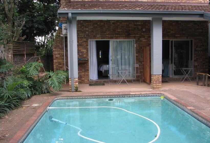 اتاق استاندارد با چشم‌انداز استخر, Kruger S Guest House