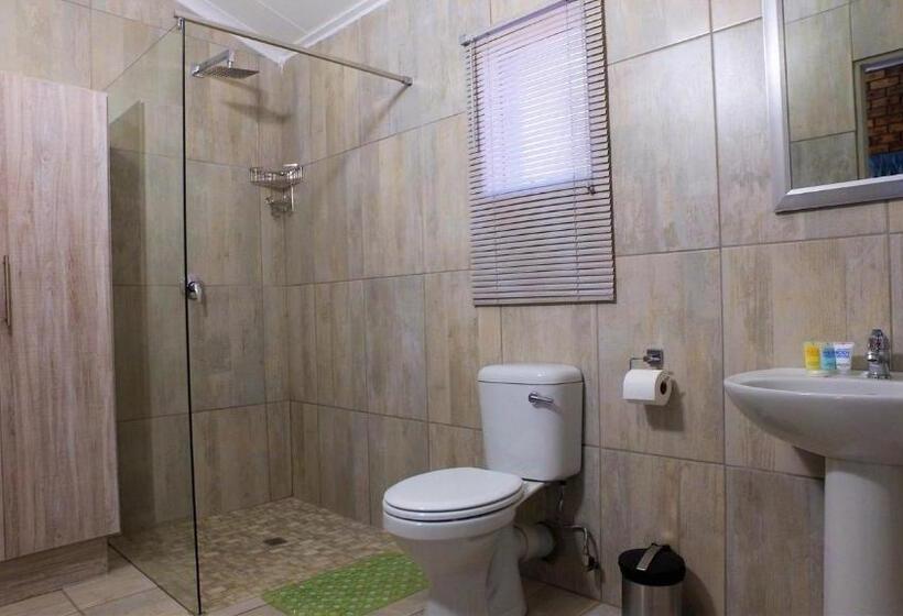 اتاق استاندارد با چشم‌انداز استخر, Kruger S Guest House