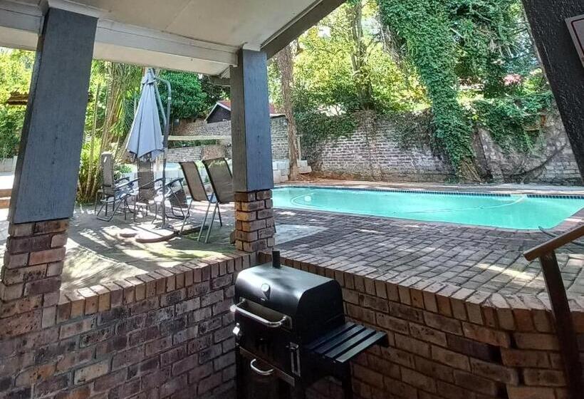 اتاق استاندارد با چشم‌انداز استخر, Kruger S Guest House