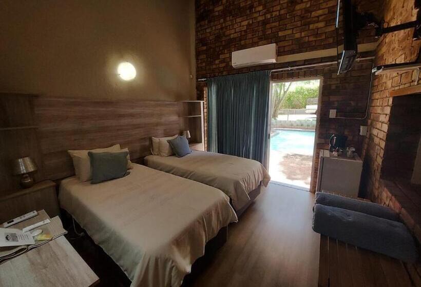 اتاق استاندارد با چشم‌انداز استخر, Kruger S Guest House