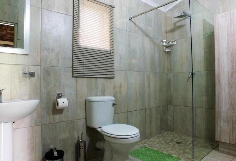 اتاق استاندارد با چشم‌انداز استخر, Kruger S Guest House