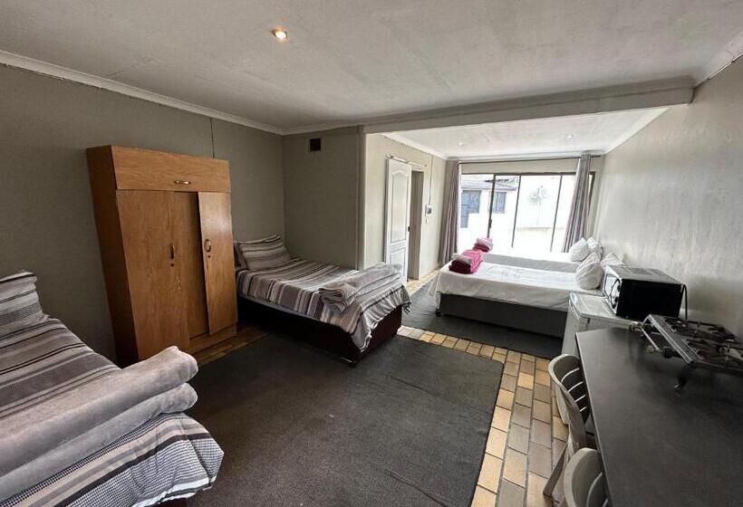 חדר משפחתי, Favour Guest House
