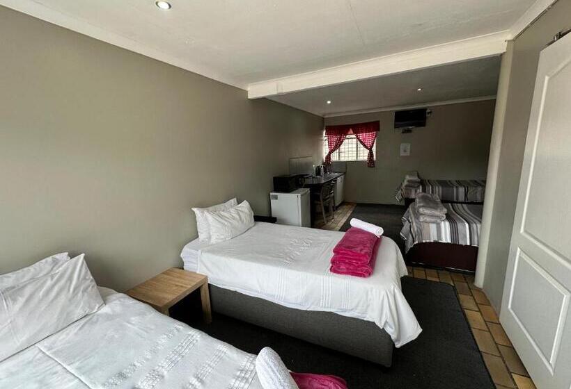 חדר סטנדרט לארבעה, Favour Guest House
