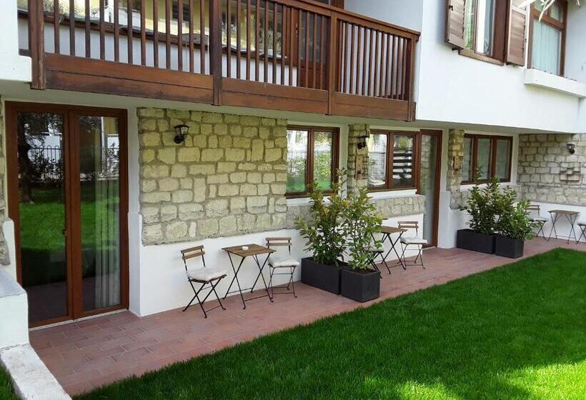 اتاق استاندارد چهارنفره با چشم‌انداز باغ, Villa Degli Olivi Relais