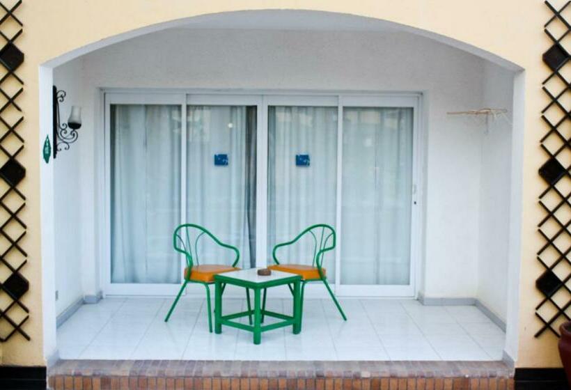 Habitación Triple Estándar Vista Piscina, Bel Air Azur Resort