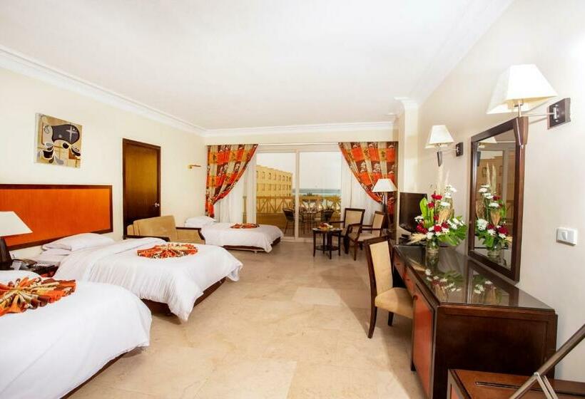 اتاق استاندارد سه نفره با چشم‌انداز کنار دریا, Amc Royal Hotel & Spa
