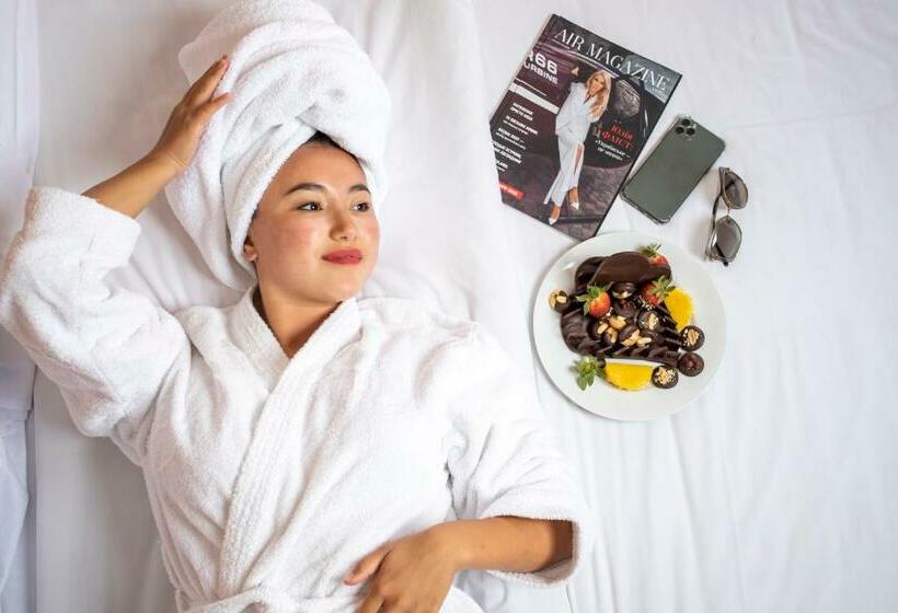 اتاق استاندارد سه تخته با چشم‌انداز استخر, Amc Royal Hotel & Spa