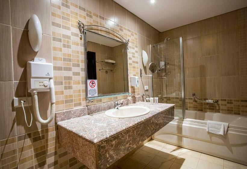 اتاق استاندارد با چشم‌انداز استخر, Amc Royal Hotel & Spa