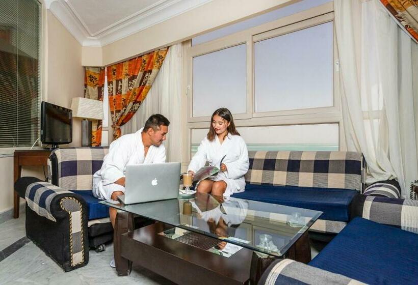 سوییت جونیور, Amc Royal Hotel & Spa