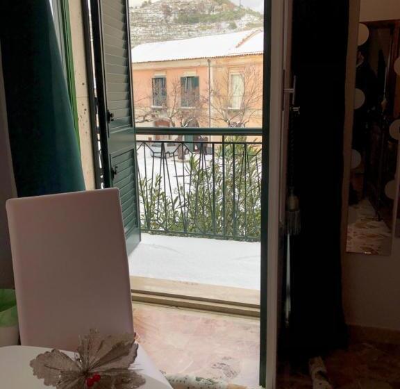 اتاق استاندارد سه نفره, Etna Vintage