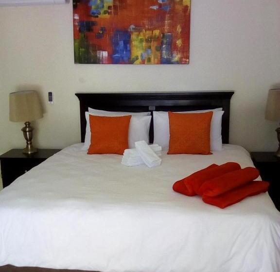 اتاق لوکس با تخت بزرگ, Lucolo Palace B&b   Mthatha