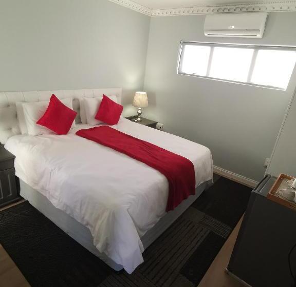 اتاق لوکس با تخت بزرگ, Lucolo Palace B&b   Mthatha