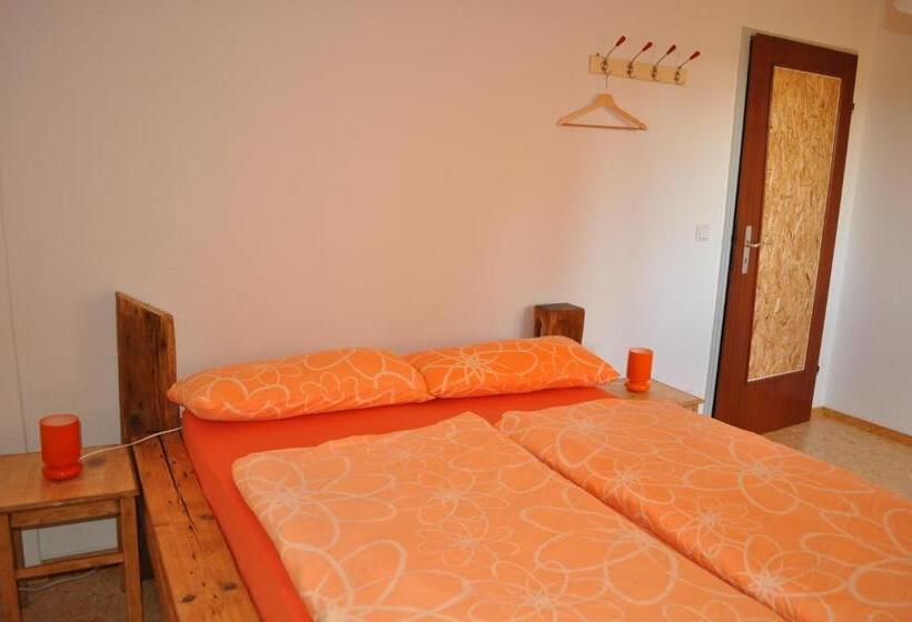 Quarto Estandar, Punkrock Harbour Pension Bähr