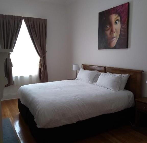 침실 3개 주택, Birdwood Motel