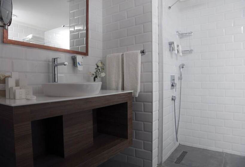 اتاق لوکس با چشم‌انداز دریا, Design Plus Seya Beach