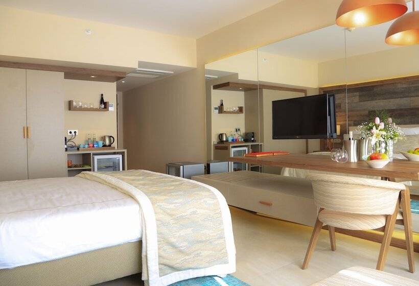 اتاق سوپریور با چشم‌انداز جانبی دریا, Design Plus Seya Beach