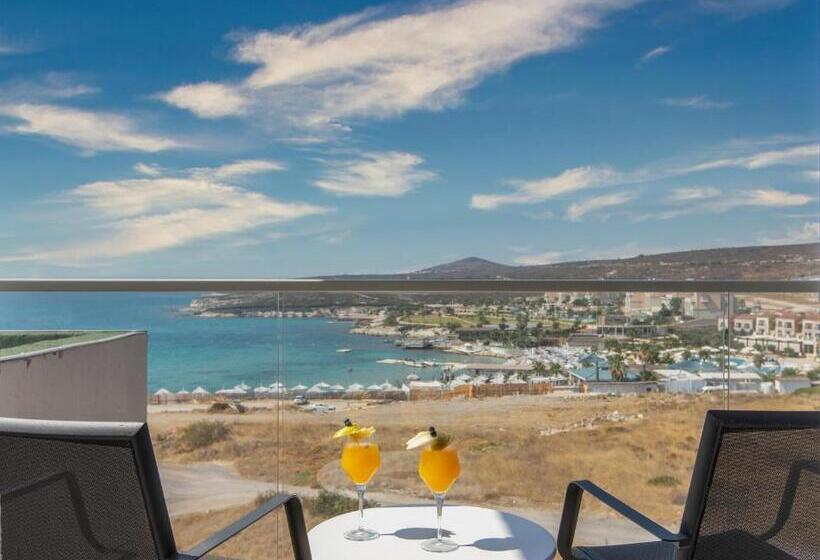 اتاق سوپریور با چشم‌انداز جانبی دریا, Design Plus Seya Beach