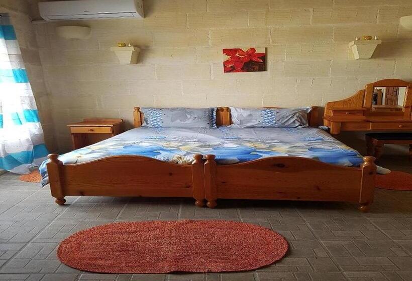 اتاق استاندارد با بالکن و چشم‌انداز دریا, Ta  Karkar Villa Bed And Breakfast