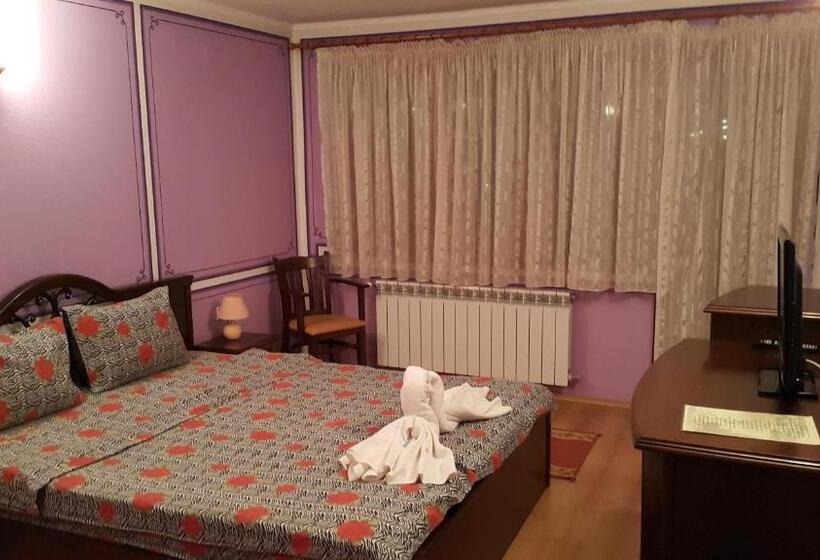 バルコニー付きデラックスルーム, Denis Guest House