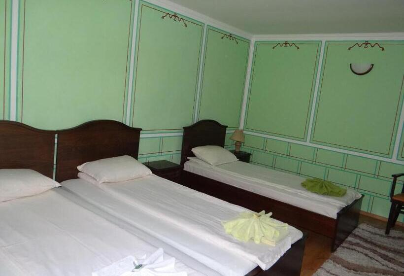 スタンダードトリプルルーム, Denis Guest House