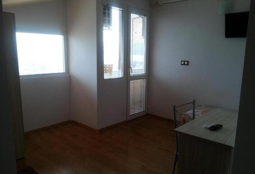 Номер Стандарт Трехместный, Guest House Emi