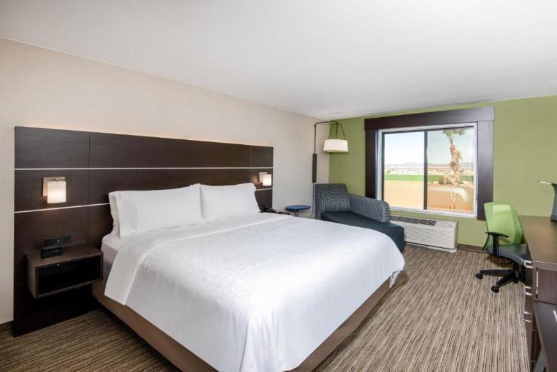 Номер Стандарт Кровать Кинг Адаптированный для Инвалидов, Holiday Inn Express Hotel & Suites Yuma, An Ihg