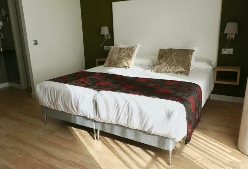 اتاق لوکس با چشم‌انداز دریا, Anoreta Suites