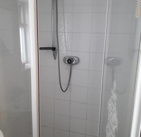 اتاق استاندارد با سرویس بهداشتی مشترک, Lantern House