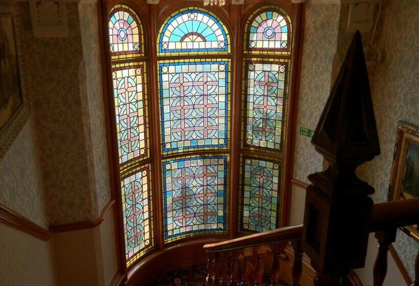اتاق استاندارد سه نفره, Ascot House