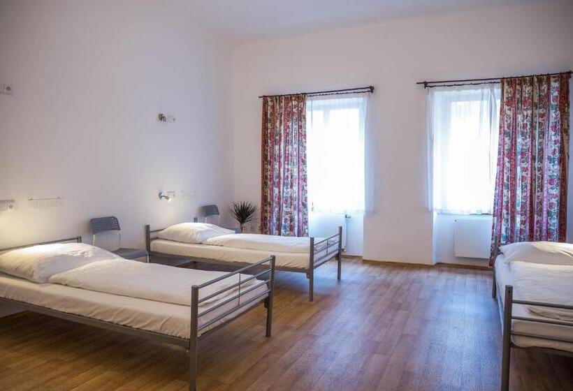 تختخواب در اتاق مشترک, Hostel Little Quarter