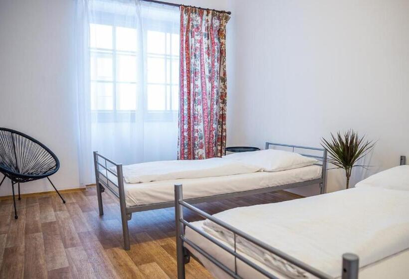 اتاق استاندارد, Hostel Little Quarter