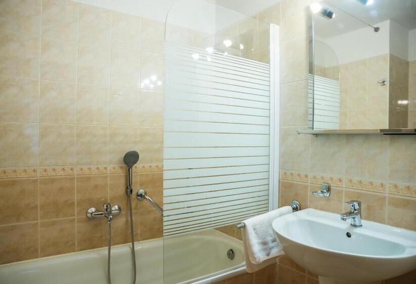 سوییت خانوادگی, Hostel Little Quarter