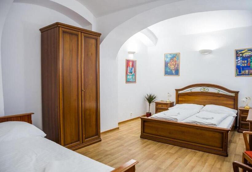 اتاق لوکس, Hostel Little Quarter