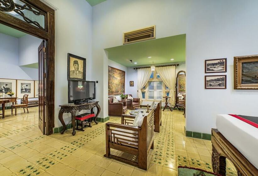 Family Suite, Tugu Blitar