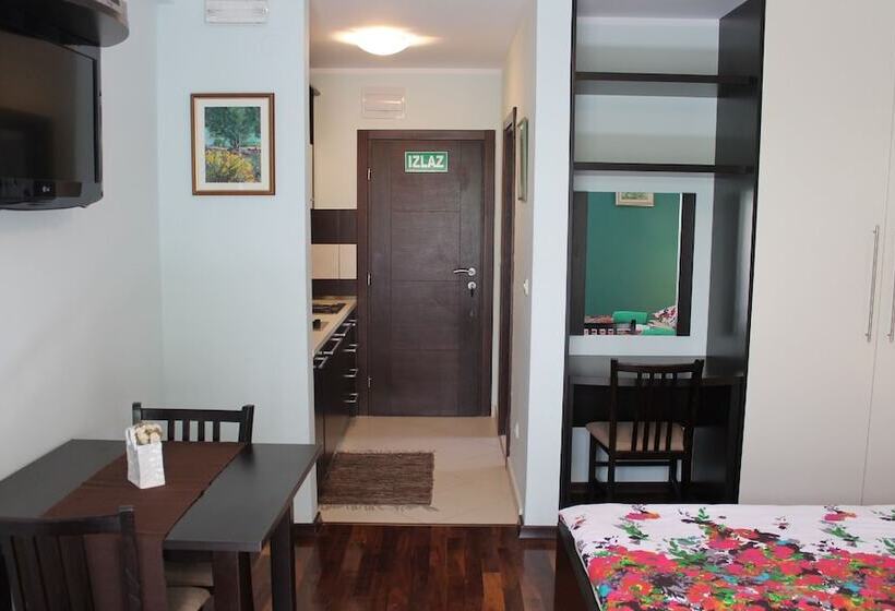 استودیو استاندارد با چشم‌انداز باغ, Apartments Logos