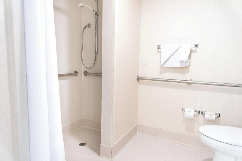 Номер Стандарт, Hilton London Wembley