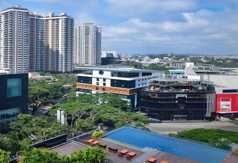 Номер Клуб Кровать Кинг, Sheraton Grand Bangalore Hotel At Brigade Gateway