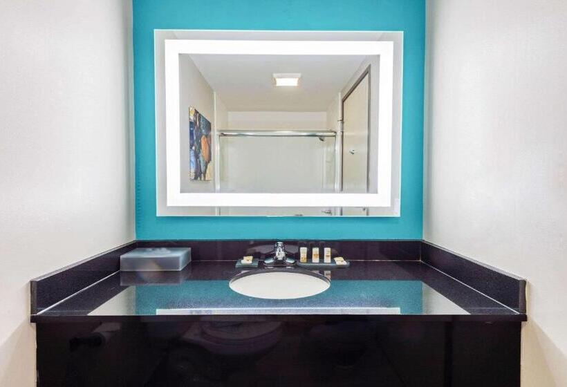 Номер Deluxe Кровать Кинг, La Quinta By Wyndham Jamestown