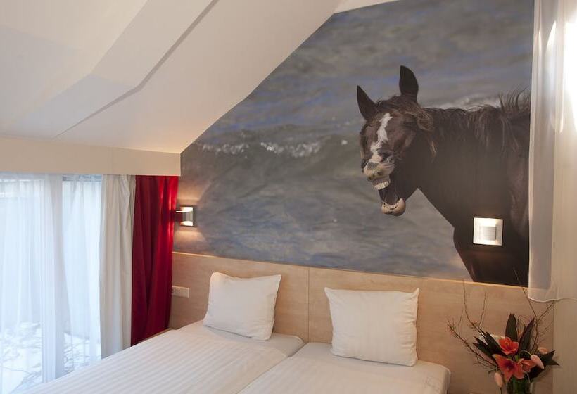 اتاق استاندارد سه نفره, Iron Horse Amsterdam