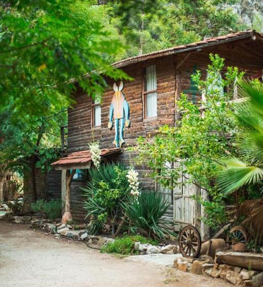 بانگلوی استاندارد, Kadir S Top Tree Houses