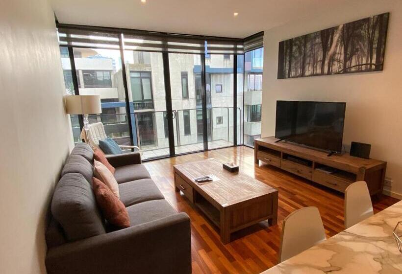 2 Bedroom Apartment with Views, Akom At Docklands