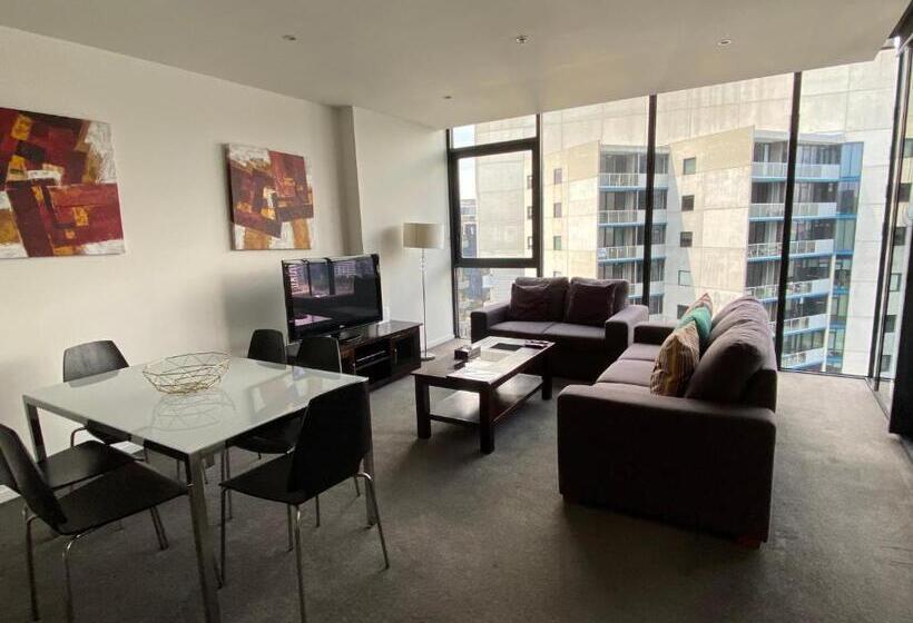 2 Bedroom Apartment with Views, Akom At Docklands