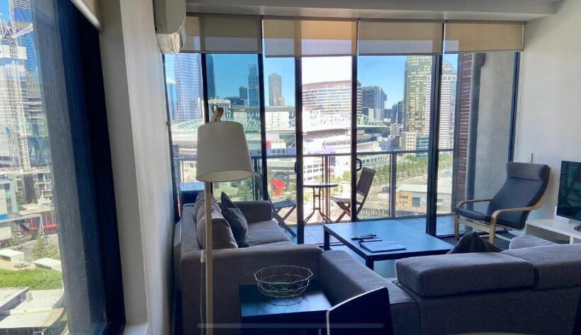2 Bedroom Apartment with Views, Akom At Docklands