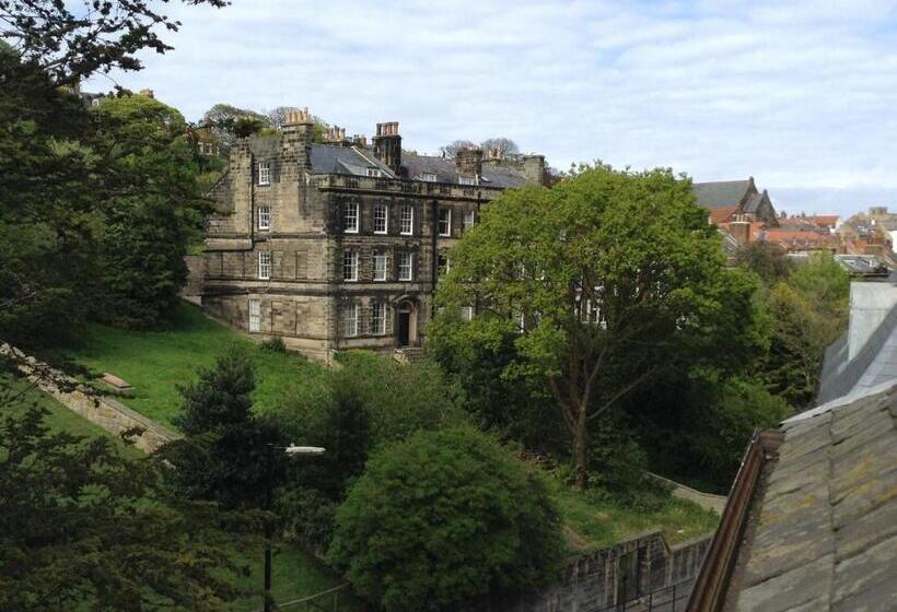 اتاق لوکس با تخت بزرگ, Broomfield House