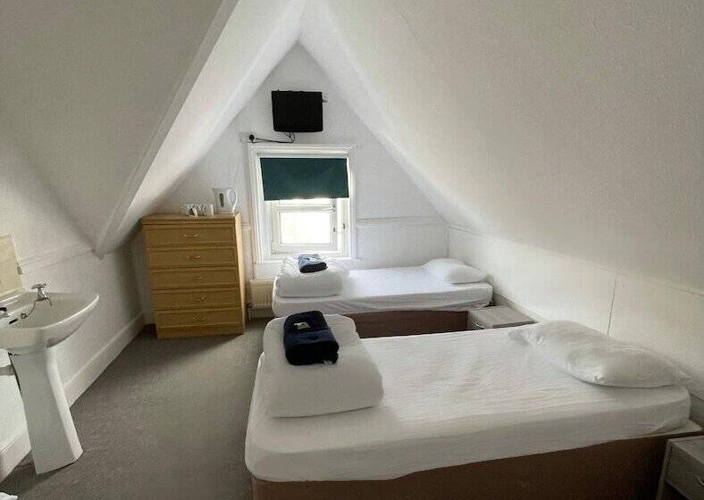 اتاق استاندارد سه تخته با سرویس بهداشتی مشترک, The Lodge
