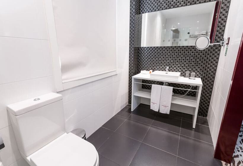 Номер Стандарт Трехместный, Petit Palace Lealtad Plaza