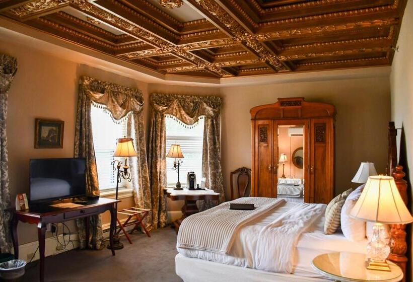 اتاق لوکس با تخت بزرگ, The Sayre Mansion