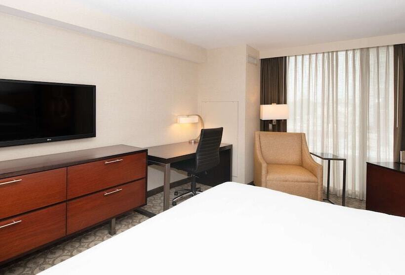 Номер Стандарт Кровать Кинг Адаптированный для Инвалидов, Doubletree By Hilton Hotel & Suites Charleston Airport