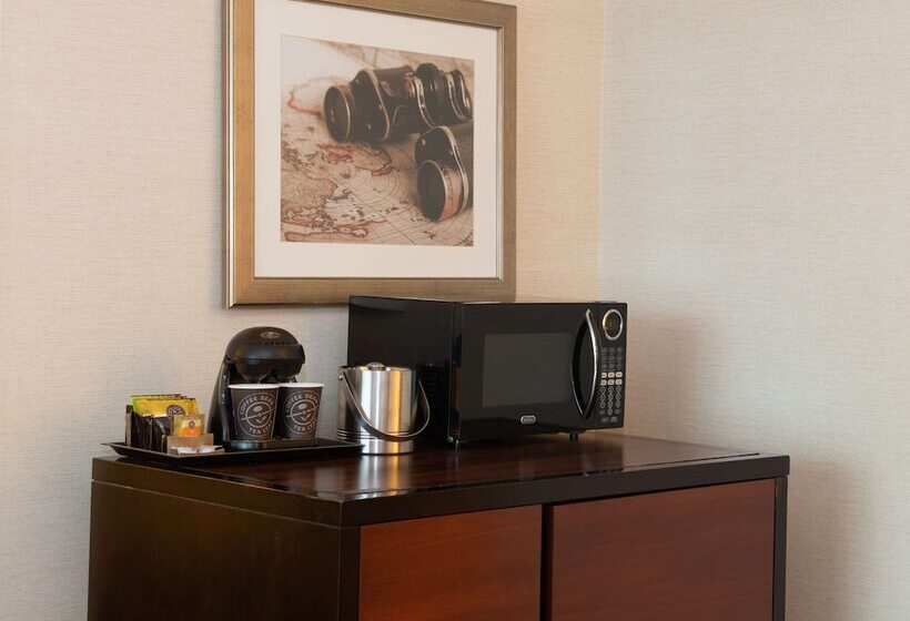 Люкс Повышенной Комфортности, Doubletree By Hilton Hotel & Suites Charleston Airport