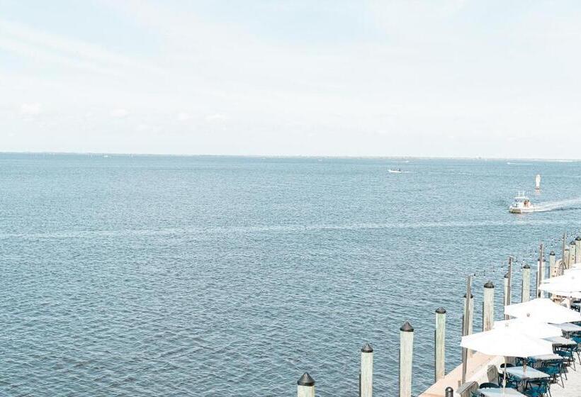 발코니가 있는 스위트, The Suites At Fishermen S Village   2 Bedroom Suites
